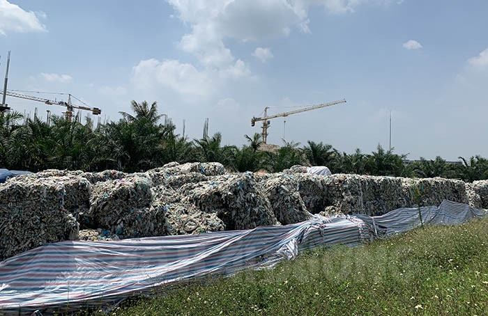 Hàng trăm tấn nilon thải chất đống trên hành lang đê sông Thái Bình